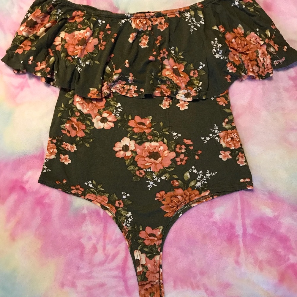 🌺 Hunter green and floral off the shoulder bodysuit🌺